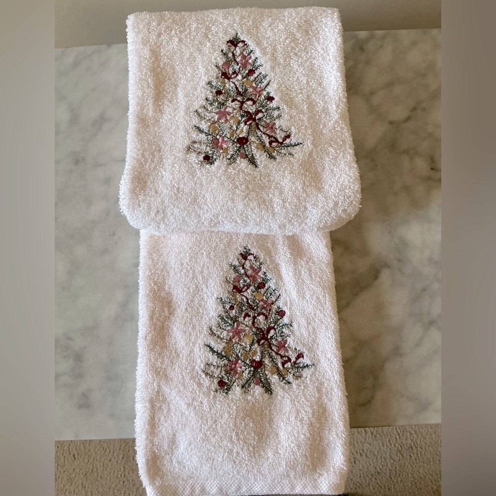 Accents Holiday Hand Towels